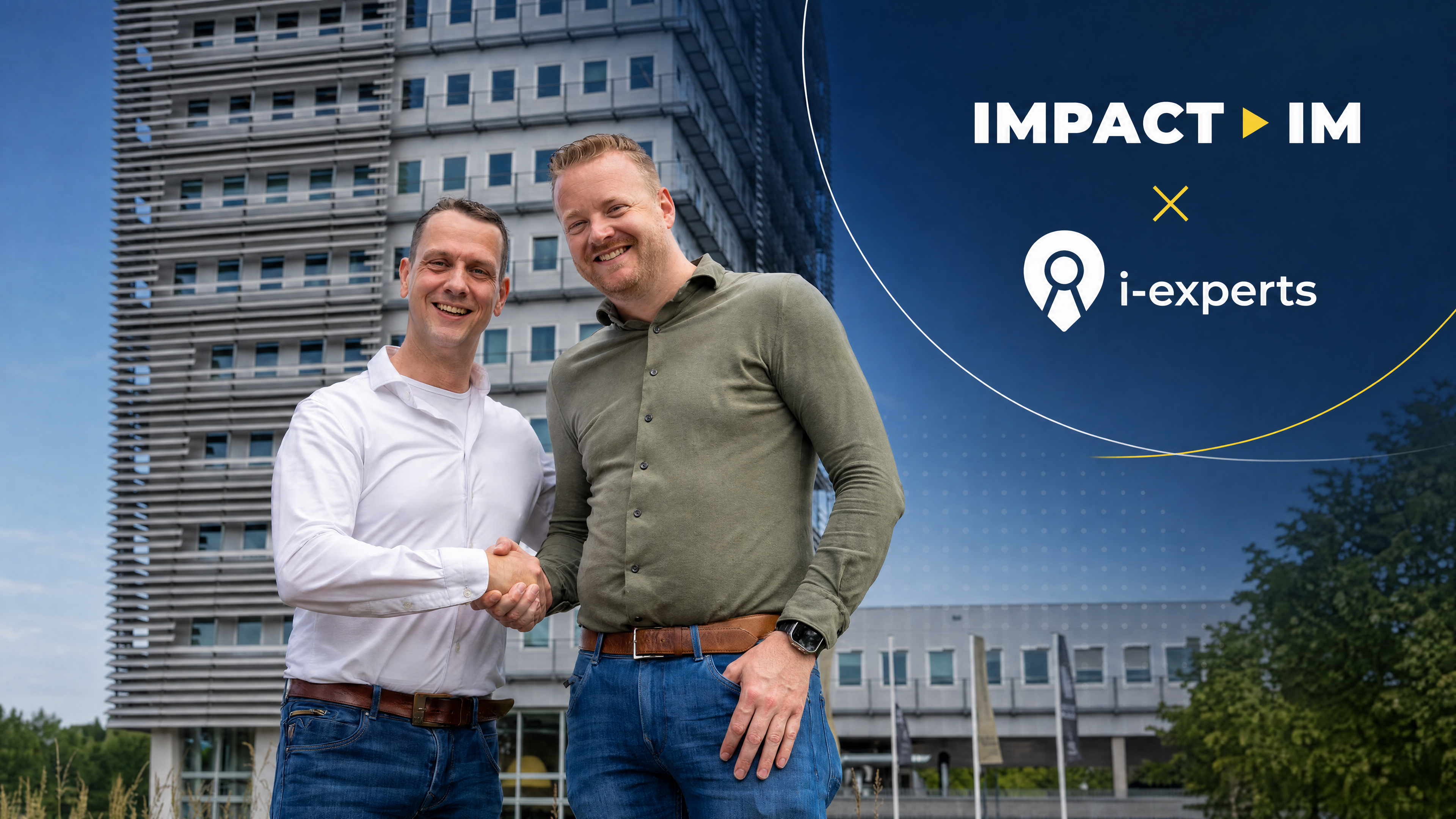 enri Hamer (Impact IM) en Meindert Jan Waardenburg (I-Experts) schudden elkaar de hand, met rechtsboven de logo's van beide bedrijven.